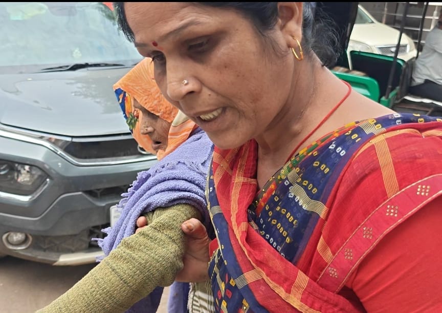 गेंदाबाई की बेटी उसको कुछ यूं वृद्धाश्रम के बाहर छोड़ गई. गेंदाबाई की बेटी उसको कुछ यूं वृद्धाश्रम के बाहर छोड़ गई.