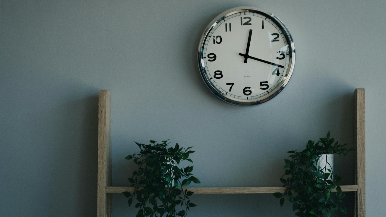 Get timeless classics to modern marvels wall clock to make every second stylish