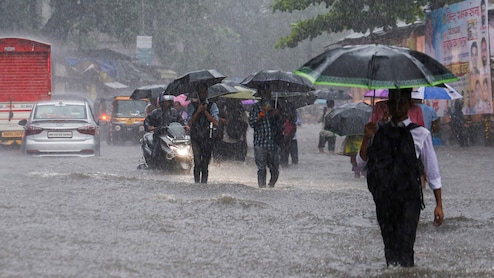 मुंबई में आज भी आफत, भारी बारिश का रेड अलर्ट, मुंबई सेंट्रल की कई लोकल ट्रेन कैंसिल