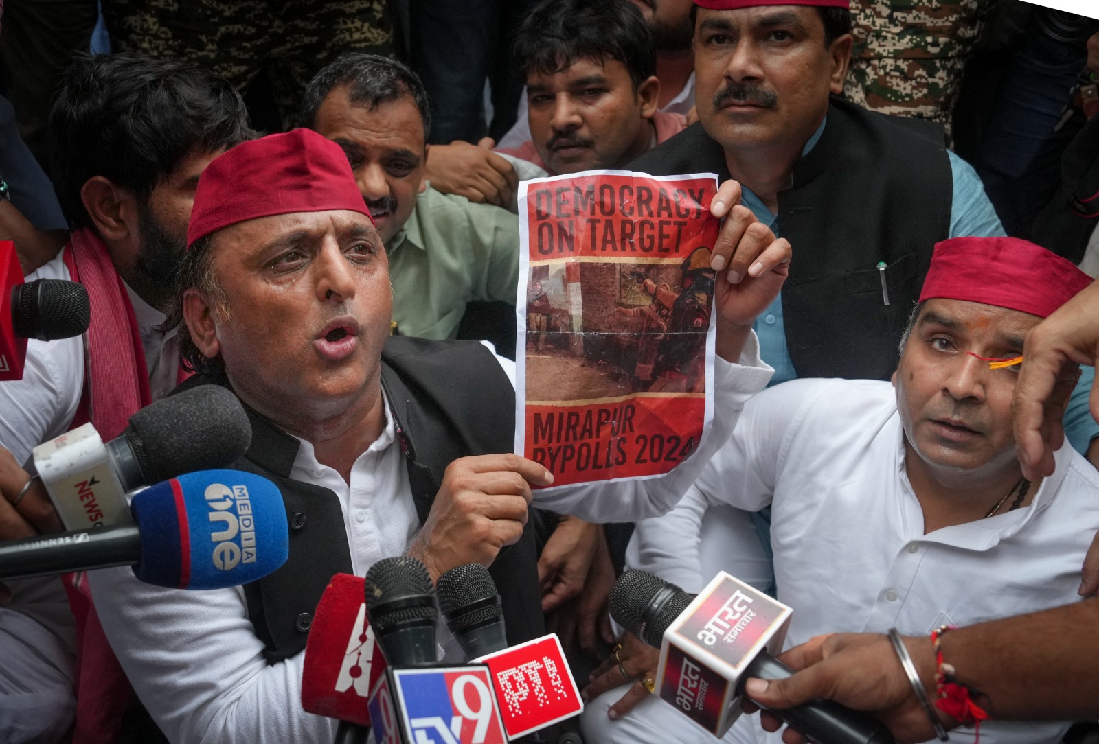 राहुल भी थे और प्रियंका भी थी, लेकिन जानिए आज विपक्ष के मार्च का 'मैन ऑफ द मैच' क्यों ले गए अखिलेश