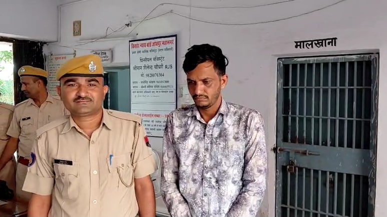Jodhpur: महिला हॉस्टल में रात में घुसा युवक, CCTV में कैद हुआ वीडियो... पहचान के बाद गिरफ्तार Jodhpur: महिला हॉस्टल में रात में घुसा युवक, CCTV में कैद हुआ वीडियो... पहचान के बाद गिरफ्तार