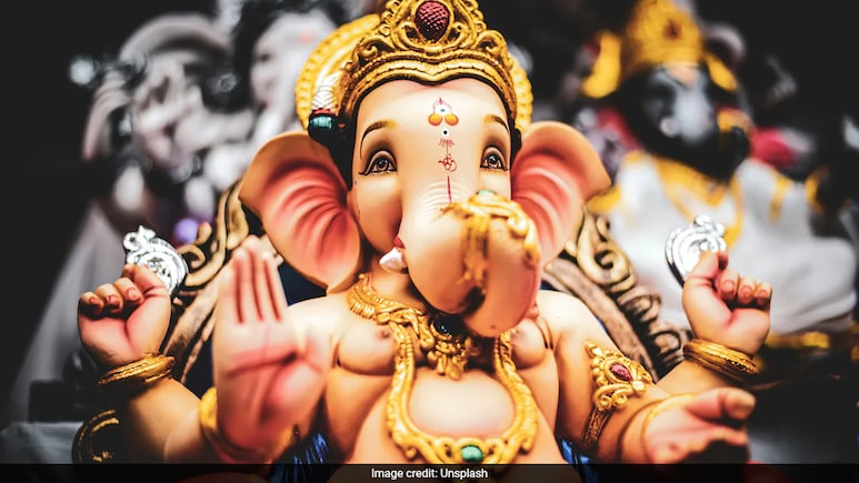 Ganesh Chaturthi 2025 :बाप्पाच्या प्राणप्रतिष्ठेसाठी गुरुजी भेटत नाहीये? घरच्या घरीच करा पूजा, पाहा हे 3 Video