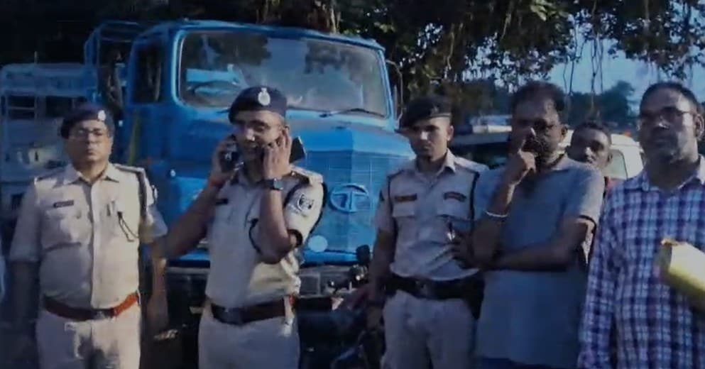 मामले की छानबीन में जुटे पुलिस के अधिकारी. मामले की छानबीन में जुटे पुलिस के अधिकारी.