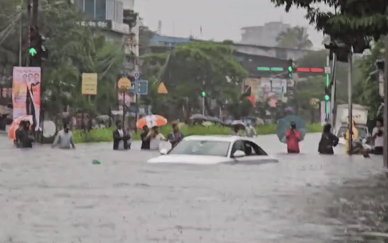 Mumbai Rain LIVE: सड़क-हाईवे, रेलवे स्टेशन, एयरपोर्ट, हर जगह भरा पानी, कुर्ला से डोंबिवली तक हाहाकार, अंधेरी सबवे भी बंद
