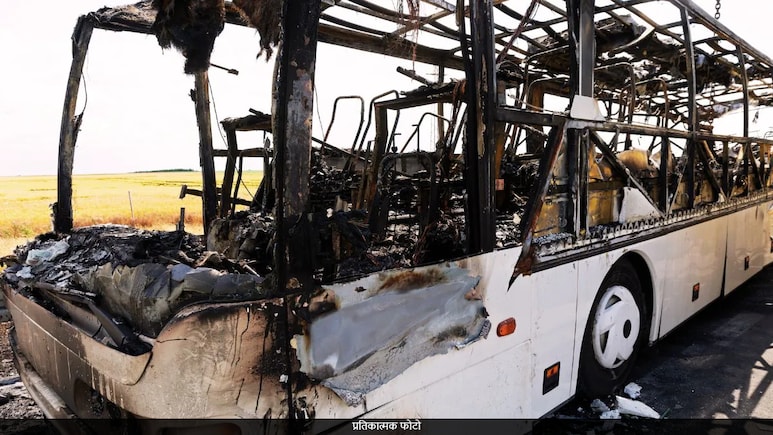 Bus Accident : इंदूरहून मुंबईच्या दिशेने येणाऱ्या बसला भीषण आग; 39 प्रवासी सुखरुप मात्र... Bus Accident : इंदूरहून मुंबईच्या दिशेने येणाऱ्या बसला भीषण आग; 39 प्रवासी सुखरुप मात्र...