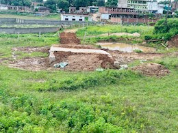 बीच खेत में खड़ा कर दिया पुल और रास्ता कहीं नहीं! ग्रामीणों को हो रही परेशानी बीच खेत में खड़ा कर दिया पुल और रास्ता कहीं नहीं! ग्रामीणों को हो रही परेशानी