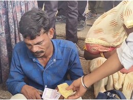 'एंबुलेंस के पैसे नहीं हैं', बेटी का शव हाथों में लिए फूट-फूटकर रोए माता-पिता, लोगों ने चंदा इकट्ठा कर की मदद 'एंबुलेंस के पैसे नहीं हैं', बेटी का शव हाथों में लिए फूट-फूटकर रोए माता-पिता, लोगों ने चंदा इकट्ठा कर की मदद