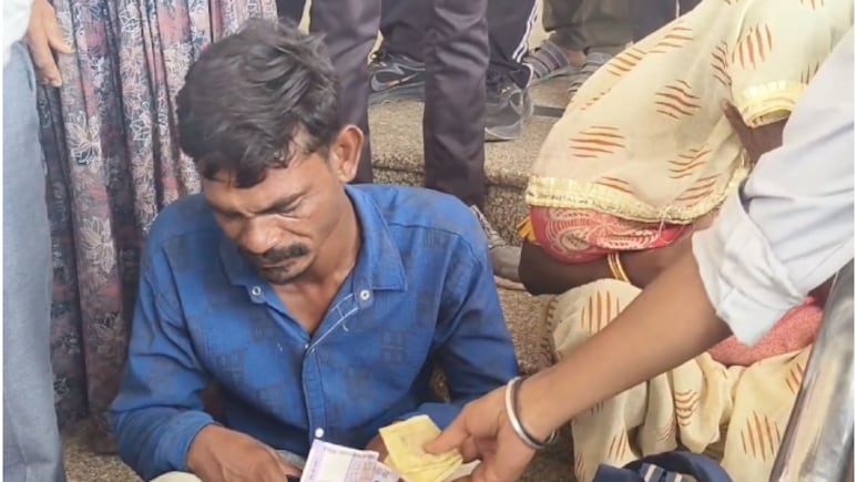 'एंबुलेंस के पैसे नहीं हैं', बेटी का शव हाथों में लिए फूट-फूटकर रोए माता-पिता, लोगों ने चंदा इकट्ठा कर की मदद 'एंबुलेंस के पैसे नहीं हैं', बेटी का शव हाथों में लिए फूट-फूटकर रोए माता-पिता, लोगों ने चंदा इकट्ठा कर की मदद