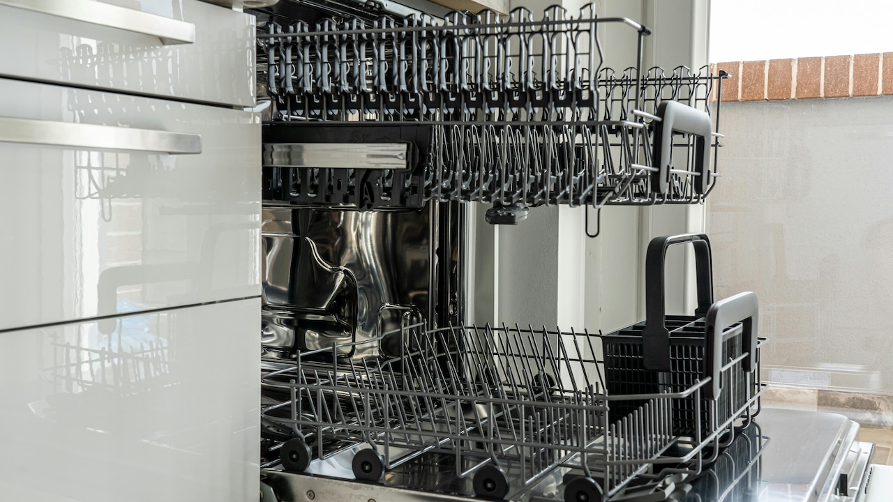 Are You Ruining Your Plates In The Dishwasher? This Is How To Stop