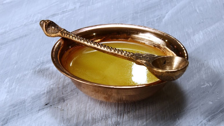 रोजाना देसी घी खाने से क्या होता है? फायदे जानकर आज से शुरू कर देंगे खाना