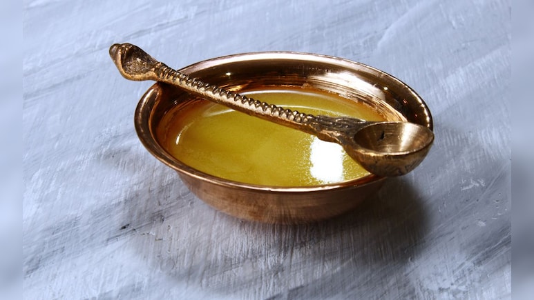 आयुर्वेद में घी को क्यों कहा जाता है अमृत, जानिए इसका सेवन करने के फायदे और सही तरीका