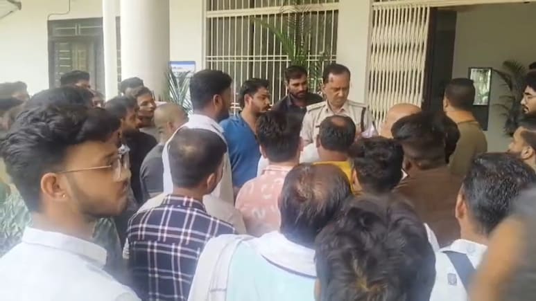Katni: 3 किलो सोना लेकर फरार हुआ व्यापारी अंशुल, कटनी में सर्राफा कारोबारियों से ठगी का मामला, मचा हड़कंप Katni: 3 किलो सोना लेकर फरार हुआ व्यापारी अंशुल, कटनी में सर्राफा कारोबारियों से ठगी का मामला, मचा हड़कंप