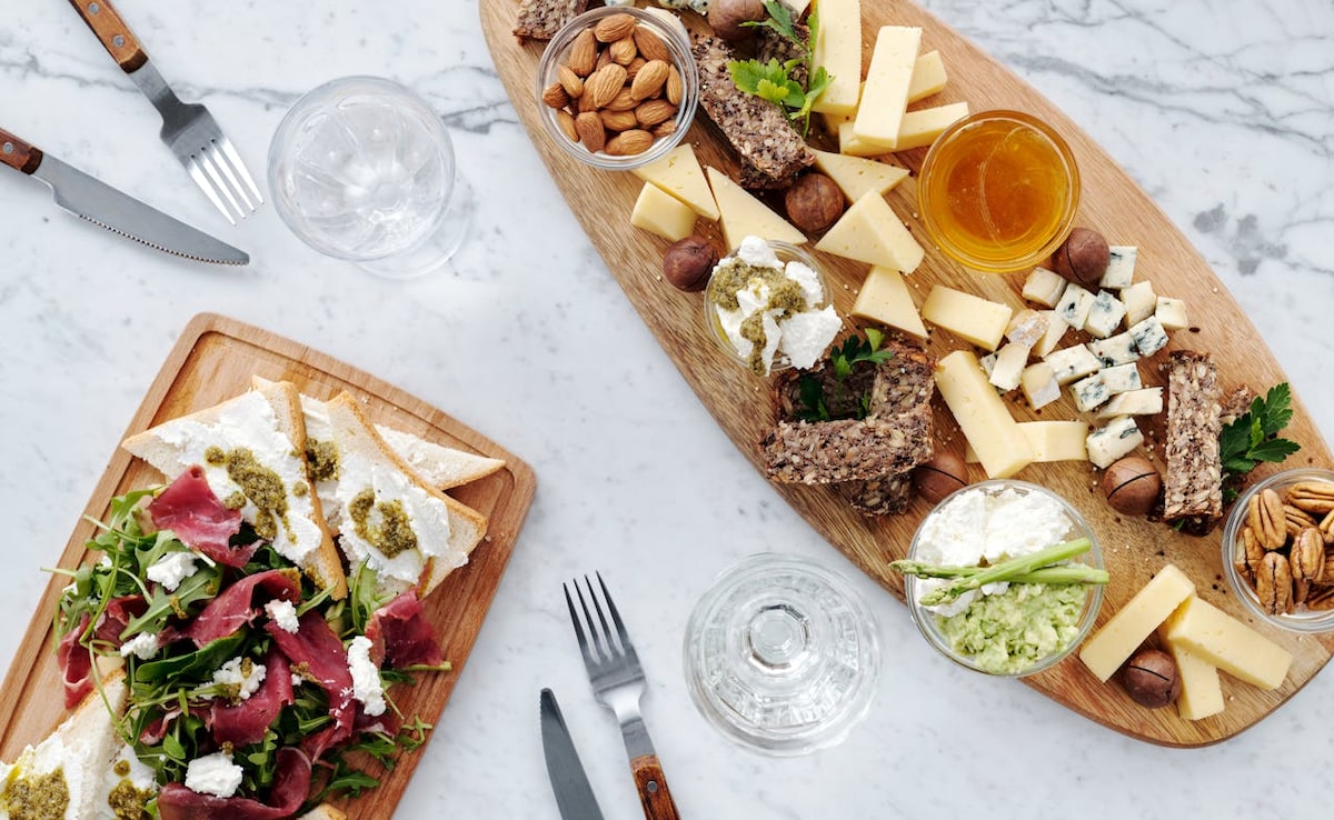 Aged cheeses, cured meats and alcohol should be avoided in a low histamine diet Aged cheeses, cured meats and alcohol should be avoided in a low histamine diet