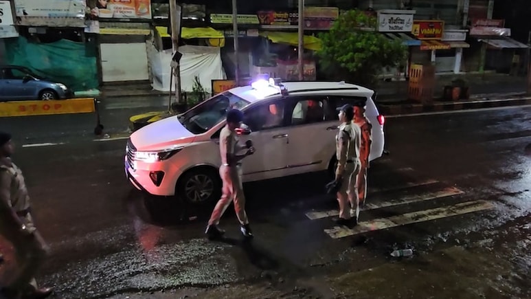Ratlam: त्योहारों को लेकर रतलाम पुलिस अलर्ट, SP अमित कुमार ने शहर का किया निरीक्षण, विशेष गश्त के दिए आदेश