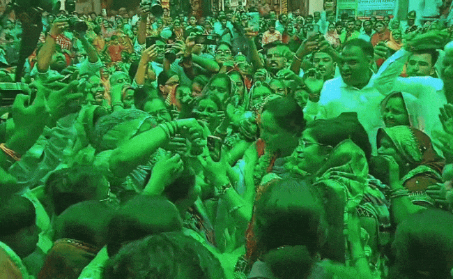 Video: मीरा की भक्ति के रंग में रंगी डिप्टी सीएम दिया कुमारी, कान्हा को रिझाने के लिए महिलाओं संग किया नृत्य Video: मीरा की भक्ति के रंग में रंगी डिप्टी सीएम दिया कुमारी, कान्हा को रिझाने के लिए महिलाओं संग किया नृत्य