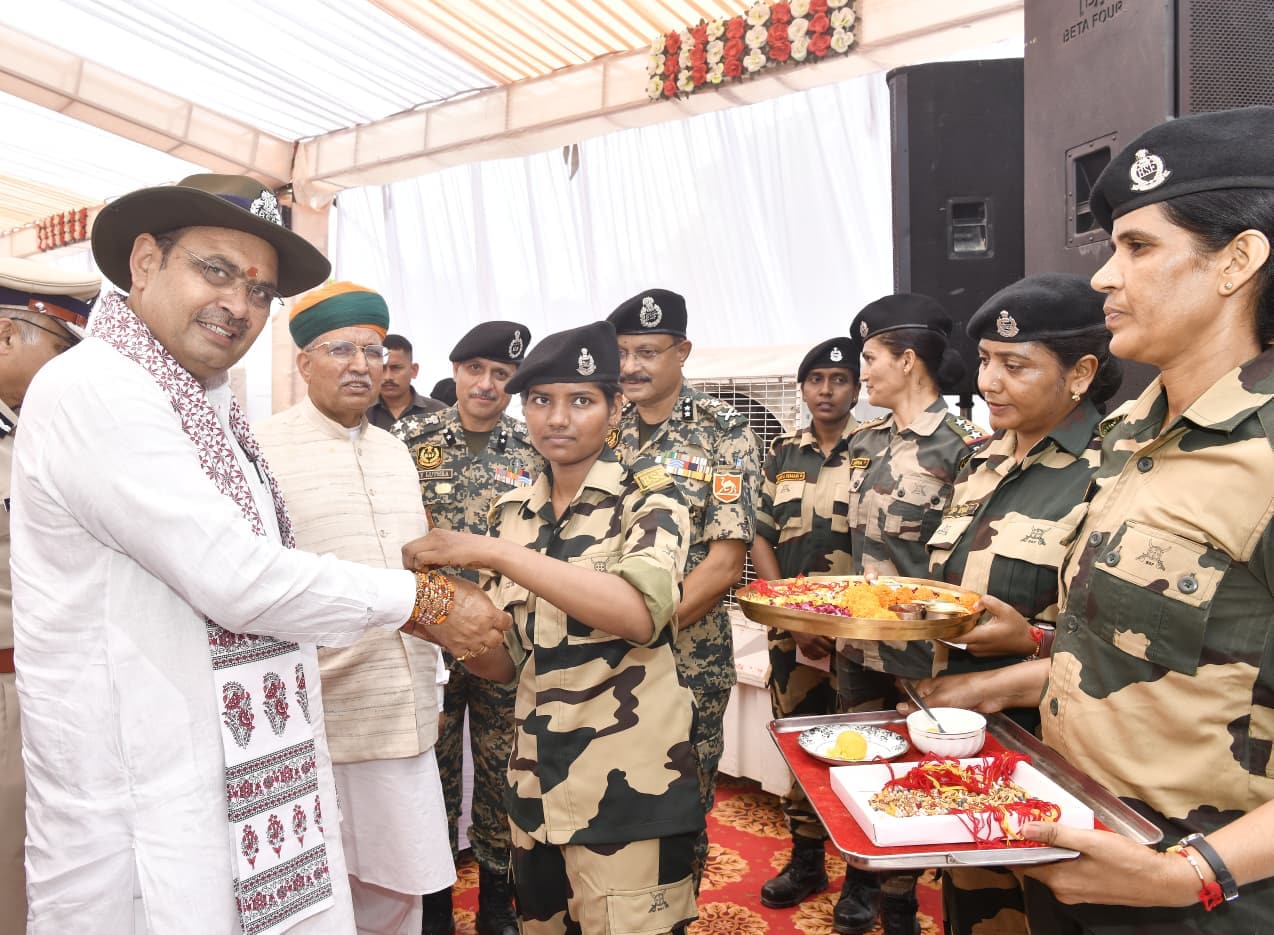 सीएम को महिला जवानों ने राखी बांधी. सीएम को महिला जवानों ने राखी बांधी.