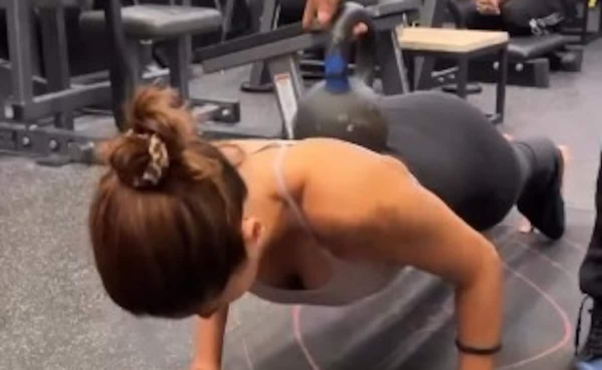 Ananya Panday doing push-ups. Photo: Instagram/ananyapanday Ananya Panday doing push-ups. Photo: Instagram/ananyapanday