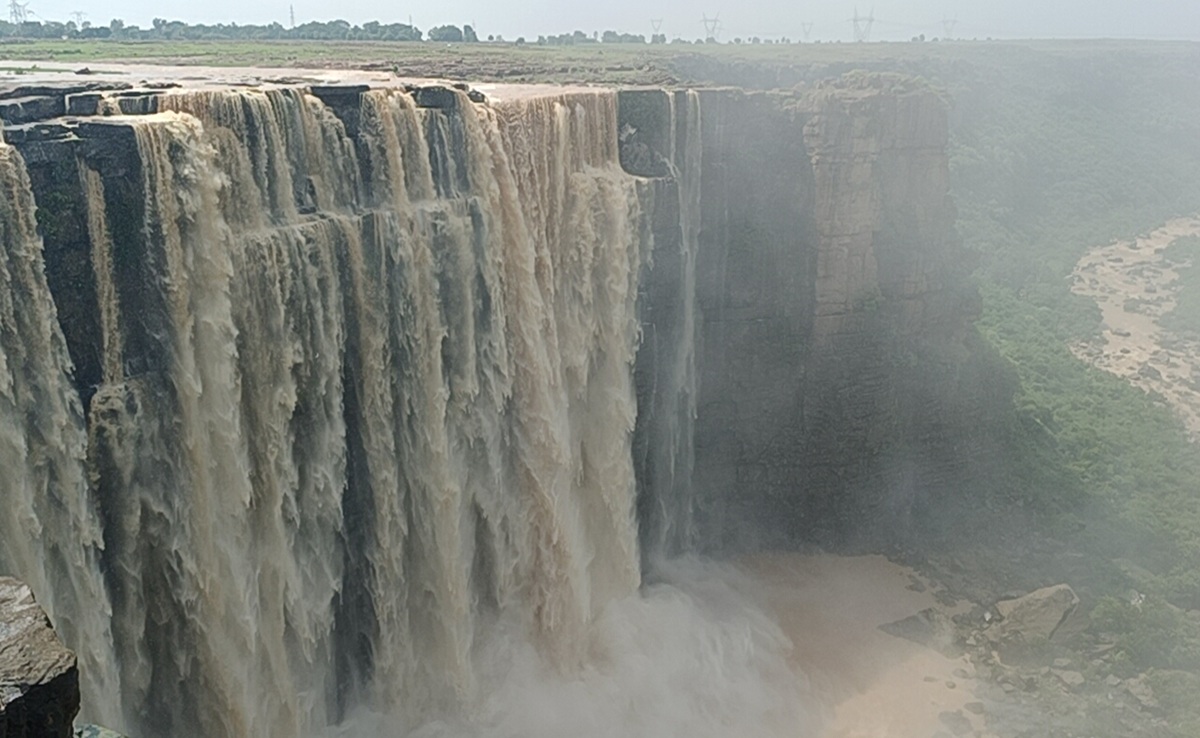 Bahuti Waterfall: सुसाइड पॉइंट की बदलेगी तस्वीर; कलेक्टर ने की पहल, अब बनेगा सुरक्षित व आकर्षक पयर्टक स्थल