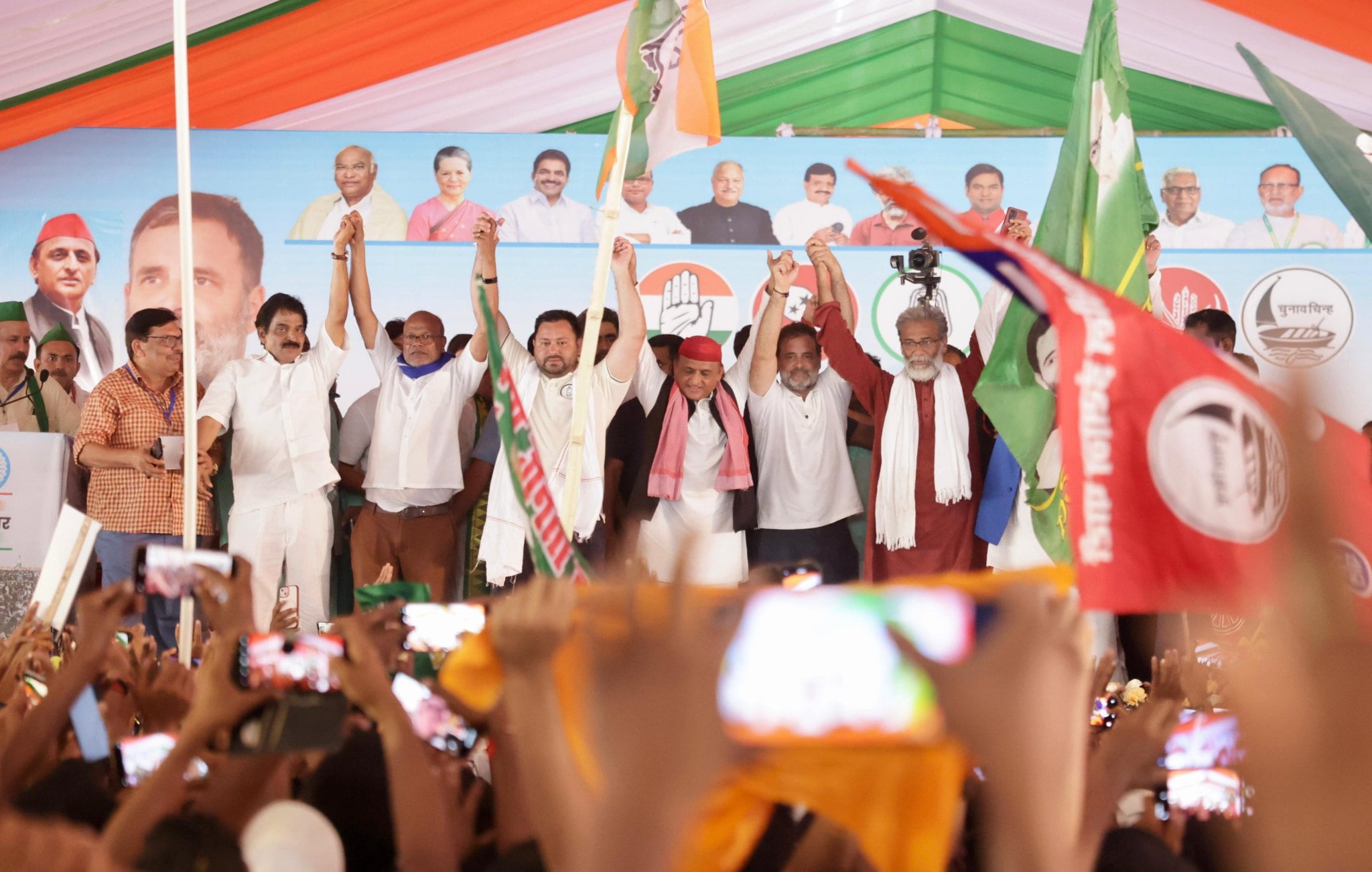 आरा में वोटर अधिकार यात्रा के मंच पर एक साथ सभी विपक्षी दलों के बड़े नेता. आरा में वोटर अधिकार यात्रा के मंच पर एक साथ सभी विपक्षी दलों के बड़े नेता.