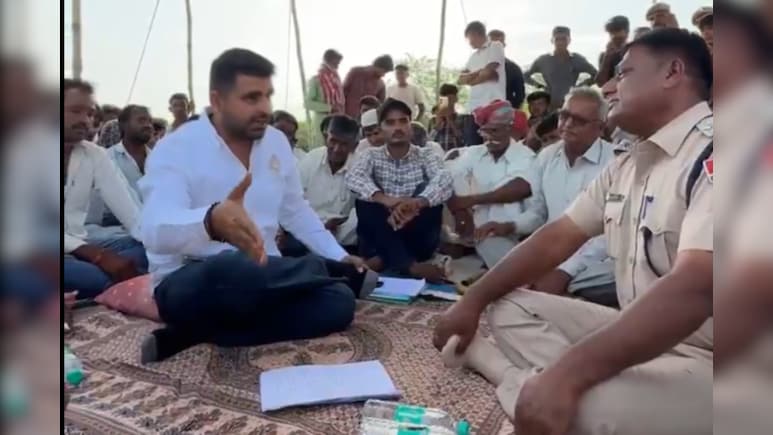 Rajasthan: खेजड़ी की कटाई के विरोध में ग्रामीणों का आंदोलन, रविंद्र भाटी ने अधिकारी को सुना दी खरी-खोटी Rajasthan: खेजड़ी की कटाई के विरोध में ग्रामीणों का आंदोलन, रविंद्र भाटी ने अधिकारी को सुना दी खरी-खोटी