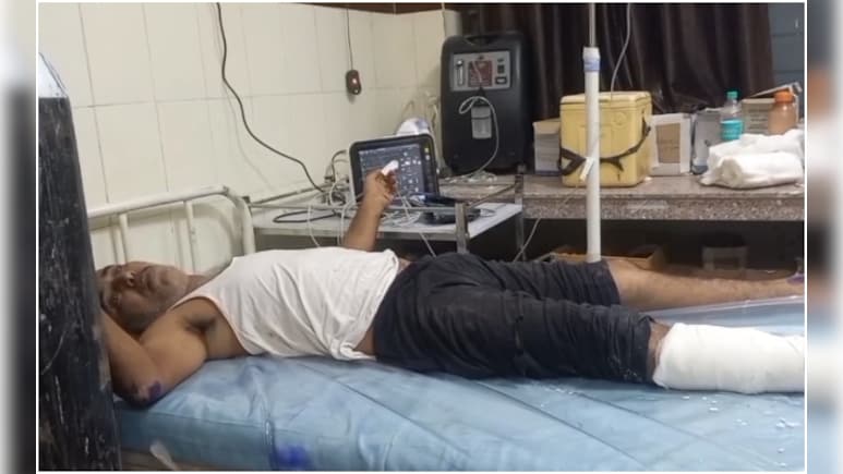 Churu Kidnapping Attempt: घर में घुसकर युवती के अपहरण की कोशिश, बचाने आए पिता-भाई को बोलेरो से कुचला Churu Kidnapping Attempt: घर में घुसकर युवती के अपहरण की कोशिश, बचाने आए पिता-भाई को बोलेरो से कुचला