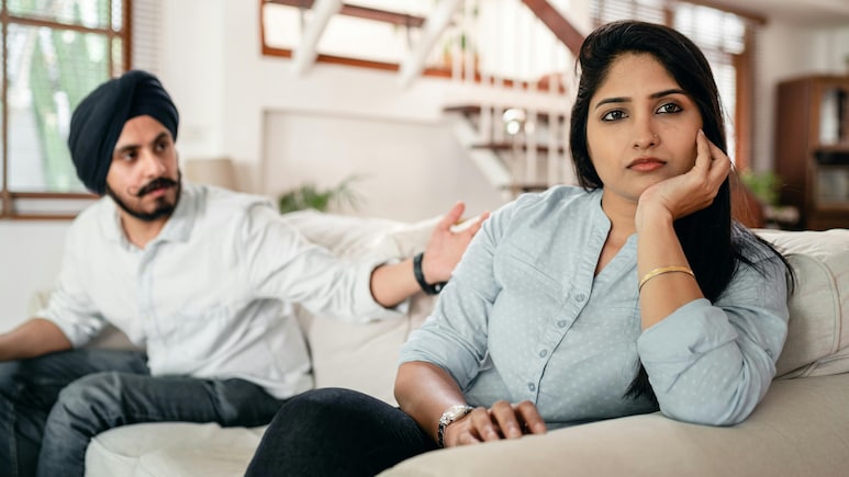 गलत व्यक्ति के साथ रिलेशनशिप में होने पर लड़कियों के शरीर में दिखने लगते हैं ये 10 साइन