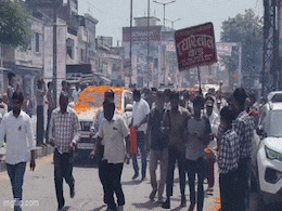 बैंड बज रहा था, फूल बरस रहे थे, गाड़ी में बैठे राजस्थान के शिक्षा मंत्री मदन दिलावर बोले- मेरा स्वागत मत करो बैंड बज रहा था, फूल बरस रहे थे, गाड़ी में बैठे राजस्थान के शिक्षा मंत्री मदन दिलावर बोले- मेरा स्वागत मत करो
