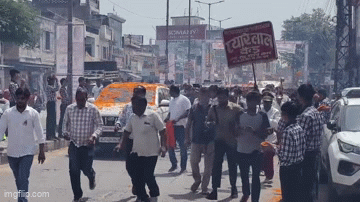 बैंड बज रहा था, फूल बरस रहे थे, गाड़ी में बैठे राजस्थान के शिक्षा मंत्री मदन दिलावर बोले- मेरा स्वागत मत करो