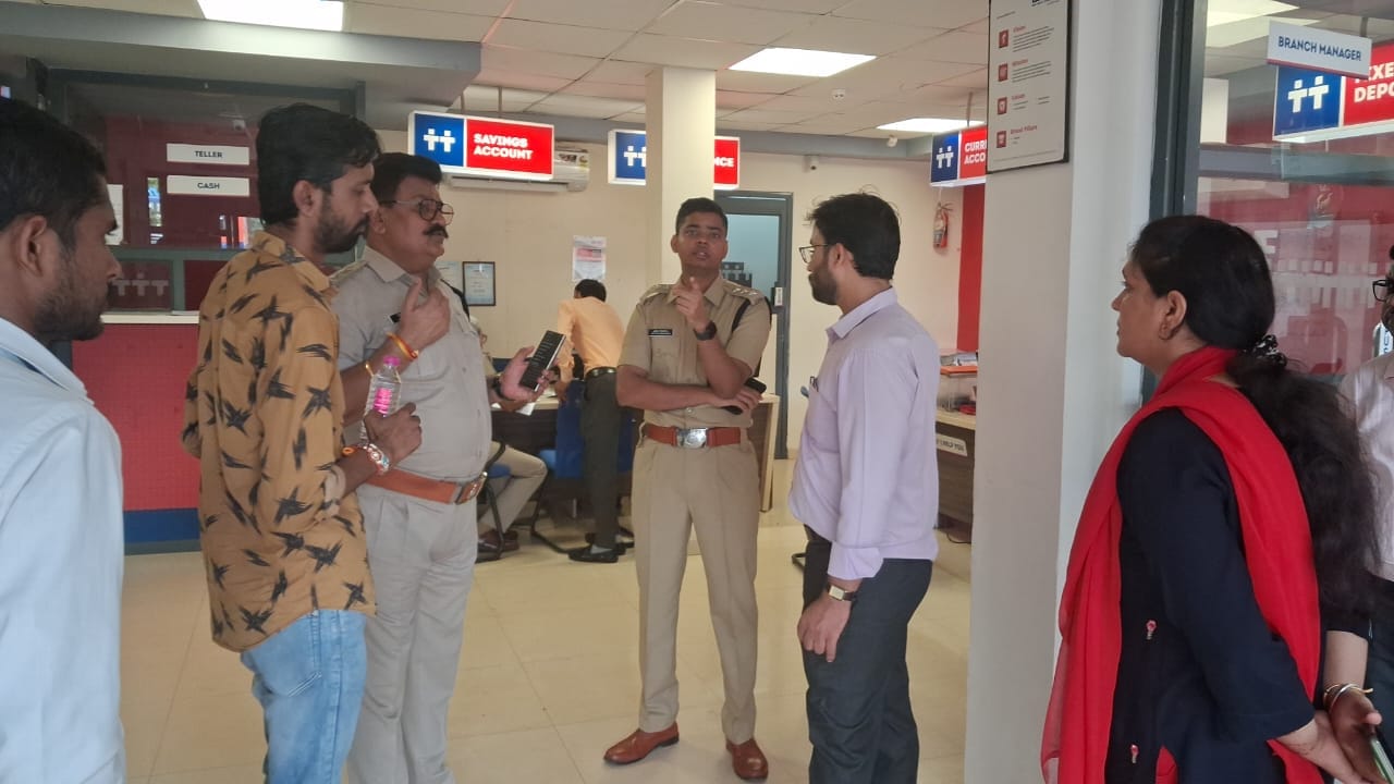 जबलपुर में बैंक में डबैती के बाद पुलिस कर रही जांच जबलपुर में बैंक में डबैती के बाद पुलिस कर रही जांच
