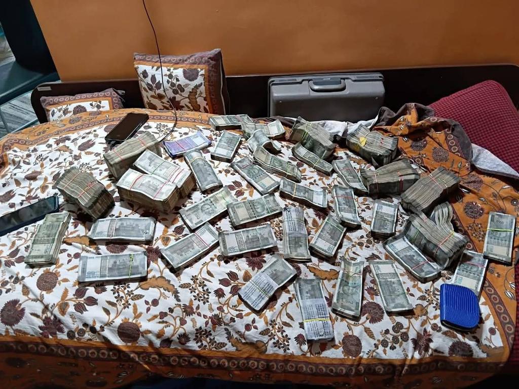 इंजीनियर के घर से मिले नोटों के बंडल. इंजीनियर के घर से मिले नोटों के बंडल.