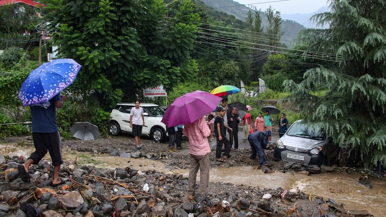 हिमाचल के लिए अगले 6 घंटे बेहद खतरनाक , 10 जिलों में भारी बारिश की चेतावनी