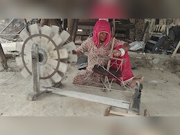 बाड़मेर में दम तोड़ रही पारंपरिक हस्तकला, बुनकर बोले- सरकार बाजार दे तो मेहनत बेकार नहीं जाएगी बाड़मेर में दम तोड़ रही पारंपरिक हस्तकला, बुनकर बोले- सरकार बाजार दे तो मेहनत बेकार नहीं जाएगी