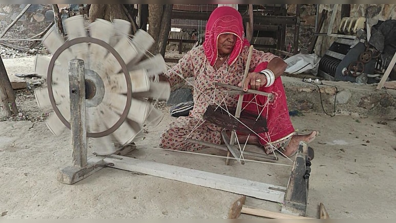 बाड़मेर में दम तोड़ रही पारंपरिक हस्तकला, बुनकर बोले- सरकार बाजार दे तो मेहनत बेकार नहीं जाएगी बाड़मेर में दम तोड़ रही पारंपरिक हस्तकला, बुनकर बोले- सरकार बाजार दे तो मेहनत बेकार नहीं जाएगी