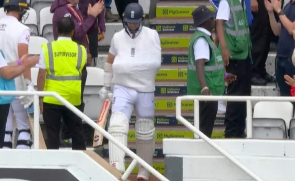 Woakes Braves Dislocated Shoulder, Comes Out To Bat Wearing A Sling - Video