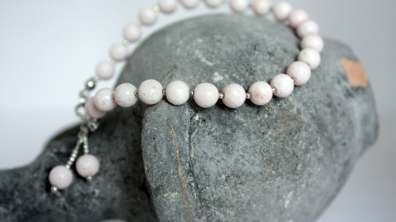 Get most trendy bracelets for men and women to wear with any outfits 