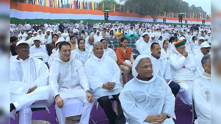 जेपी नड्डा, हरिवंश, अर्जुन राम मेघवाल… लाल किले में बारिश, रेनकोट में नजर आए कई नेता