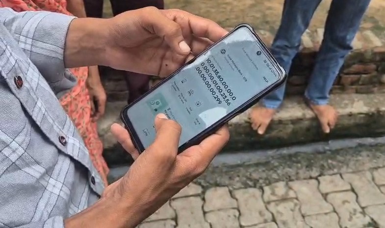 नोएडा में मृतक महिला के खाते में अचानक आ गए अरबों रुपये, खबर फैलते ही जुट गई भीड़