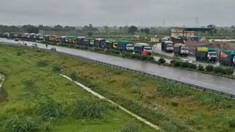 Rajasthan Weather Update: कोटा में बाढ़ जैसे हालात, दिल्ली-मुंबई एक्सप्रेस-वे पर ट्रैफिक बंद; कराड़िया टोल पर लगी गाड़ियों की लंबी लाइनें Rajasthan Weather Update: कोटा में बाढ़ जैसे हालात, दिल्ली-मुंबई एक्सप्रेस-वे पर ट्रैफिक बंद; कराड़िया टोल पर लगी गाड़ियों की लंबी लाइनें