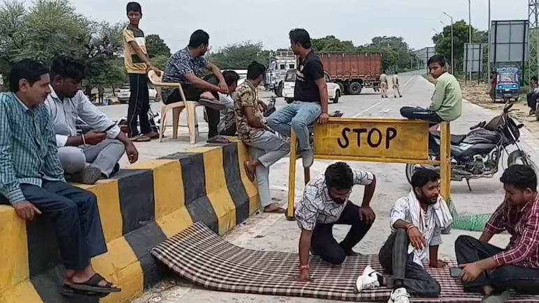 Rajasthan: 20 किमी के दायरे में आने वालों का टोल माफ, प्रशासन से बातचीत पर स्थानीय लोगों को धरना खत्म Rajasthan: 20 किमी के दायरे में आने वालों का टोल माफ, प्रशासन से बातचीत पर स्थानीय लोगों को धरना खत्म