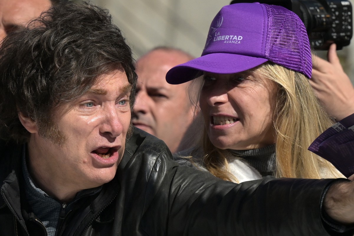 Rocks, Bottles Fly As Argentina President Faces Backlash Over Corruption