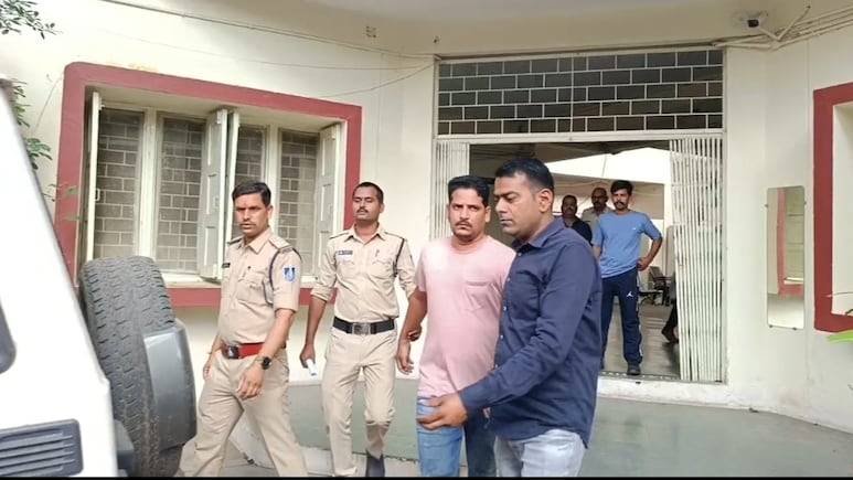 Ujjian : स्कॉटलैंड के बिजनेसमैन से 73 लाख रुपये की ठगी, एक युवक को पुलिस ने दबोचा Ujjian : स्कॉटलैंड के बिजनेसमैन से 73 लाख रुपये की ठगी, एक युवक को पुलिस ने दबोचा