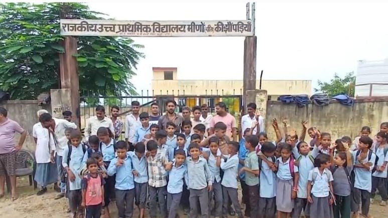 Rajasthan: "स्कूल तक पहुंचने से पहले कीचड़ से होकर गुजरना पड़ता है", गेट पर तालाबंदी कर विरोध पर बैठ गए स्टूडेंट्स