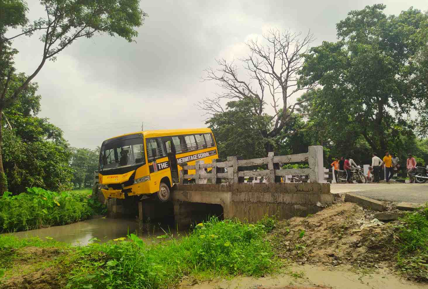 कुशीनगर में बड़ा हादसा टला: स्कूली बस नहर में लटकी, चालक की सूझबूझ से बची बच्चों की जान