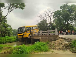 कुशीनगर में बड़ा हादसा टला: स्कूली बस नहर में लटकी, चालक की सूझबूझ से बची बच्चों की जान