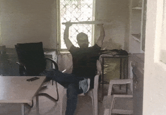 Video: नशे में धुत शिक्षक ने स्कूल में जमकर काटा बवाल, रोका तो क्रिकेट बैट लेकर ग्रामीणों के पीछे दौड़ा