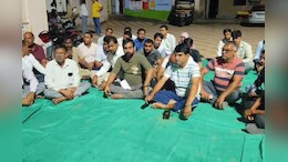 Rajasthan: सफाईकर्मी ने की डिलीवरी! प्रसूता बोली- डॉक्टर की मौजूदगी में जबरदस्ती प्रसव कराया, परिजन धरने पर बैठे