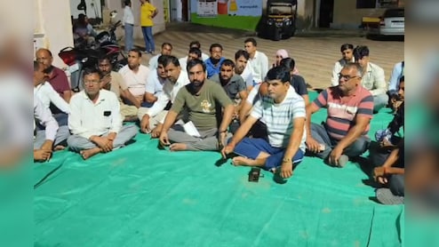 Rajasthan: सफाईकर्मी ने की डिलीवरी! प्रसूता बोली- डॉक्टर की मौजूदगी में जबरदस्ती प्रसव कराया, परिजन धरने पर बैठे