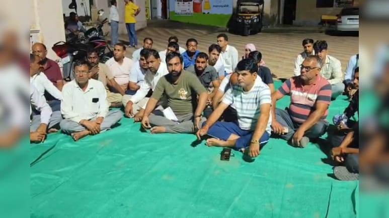 Rajasthan: सफाईकर्मी ने की डिलीवरी! प्रसूता बोली- डॉक्टर की मौजूदगी में जबरदस्ती प्रसव कराया, परिजन धरने पर बैठे Rajasthan: सफाईकर्मी ने की डिलीवरी! प्रसूता बोली- डॉक्टर की मौजूदगी में जबरदस्ती प्रसव कराया, परिजन धरने पर बैठे
