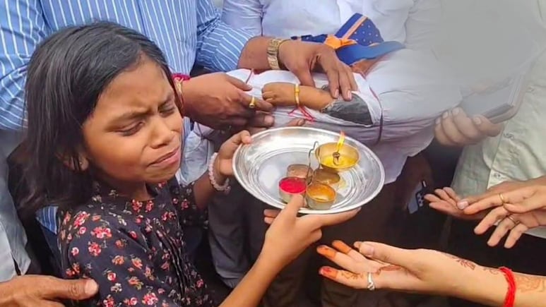 Nashik Raksha Bandhan News : रक्षाबंधन आयुष्यभरासाठी बनलं वेदनेचं गाठोडं, मृत भावाला बांधली राखी Nashik Raksha Bandhan News : रक्षाबंधन आयुष्यभरासाठी बनलं वेदनेचं गाठोडं, मृत भावाला बांधली राखी