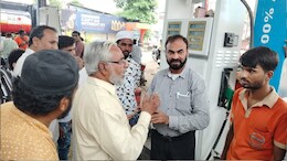 पेट्रोल पंप पर उपभोक्ता ने पकड़ी बड़ी चोरी, एक बूंद पेट्रोल गिरा नहीं &nbsp;और 18 रुपये 36 पैसे बताने लगी मशीन